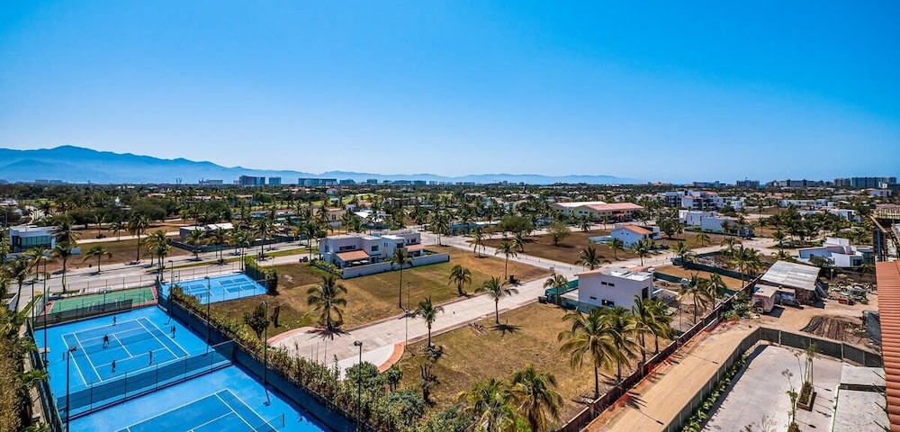 Equipped 3BR House - Pool - Gym - 5 min to Beach