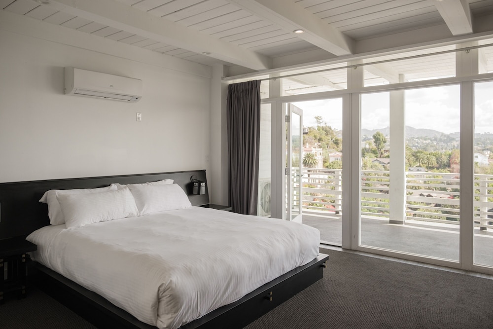 Hollywood Hills Hotel