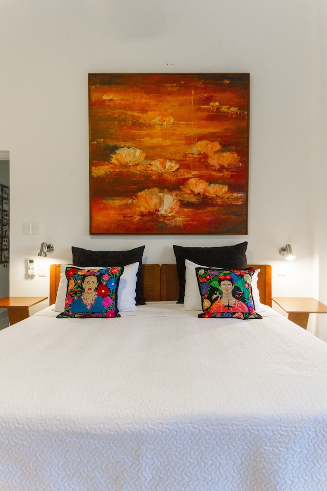 Old City Deluxe Condo By Nomad Guru view 5