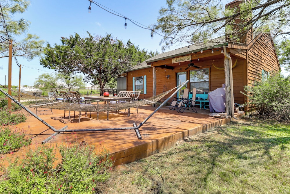 1 Mi to Lake: Pet-friendly Cabin in Strawn