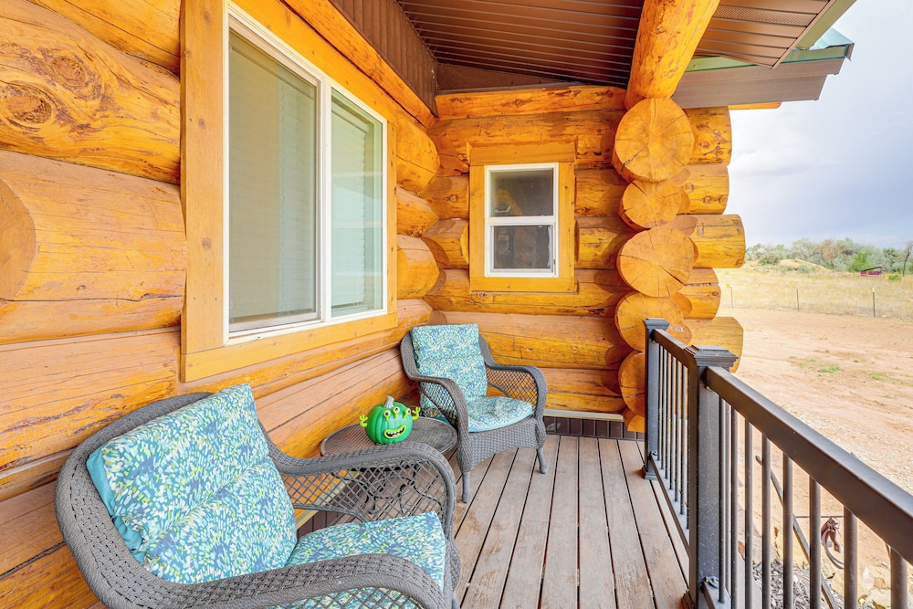 < 2 Mi to Skinwalker Ranch: 'rustic Cliff' Retreat