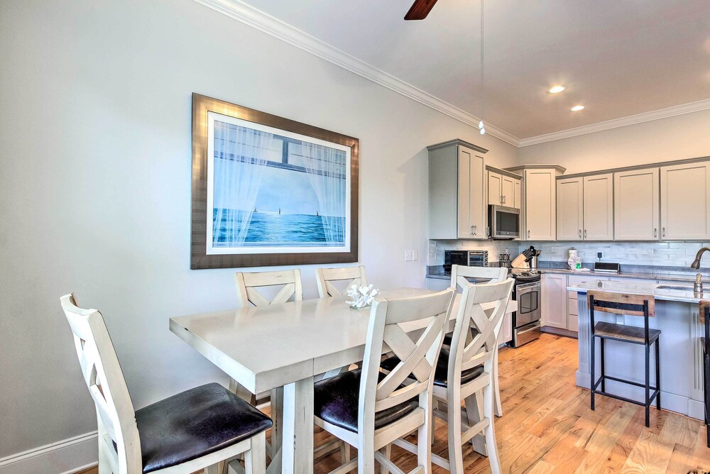 Home Near 30 A: Walk to Beach, Shops & Bicycles!