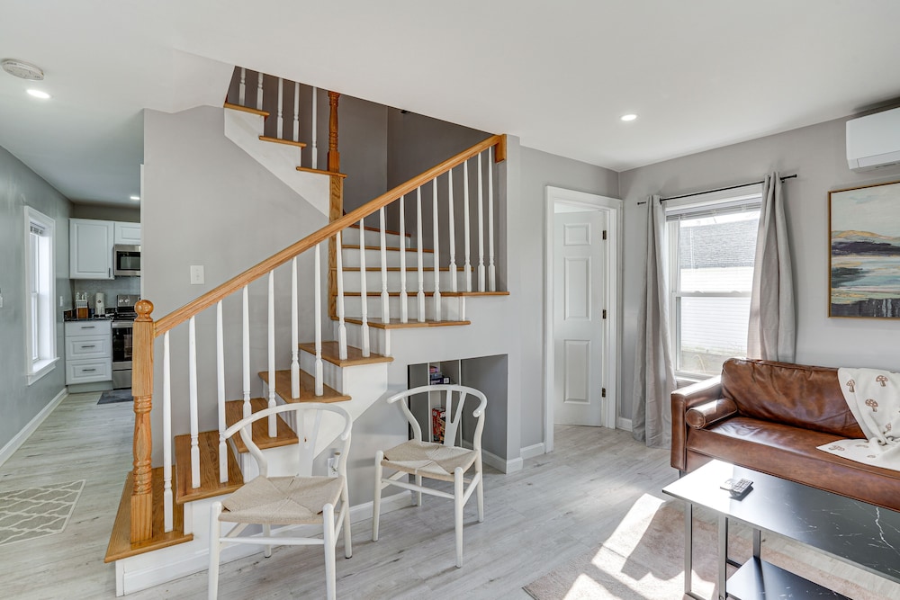 Coastal Lynn Escape w/ Fireplace: 3 Mi to Beaches, photo 25