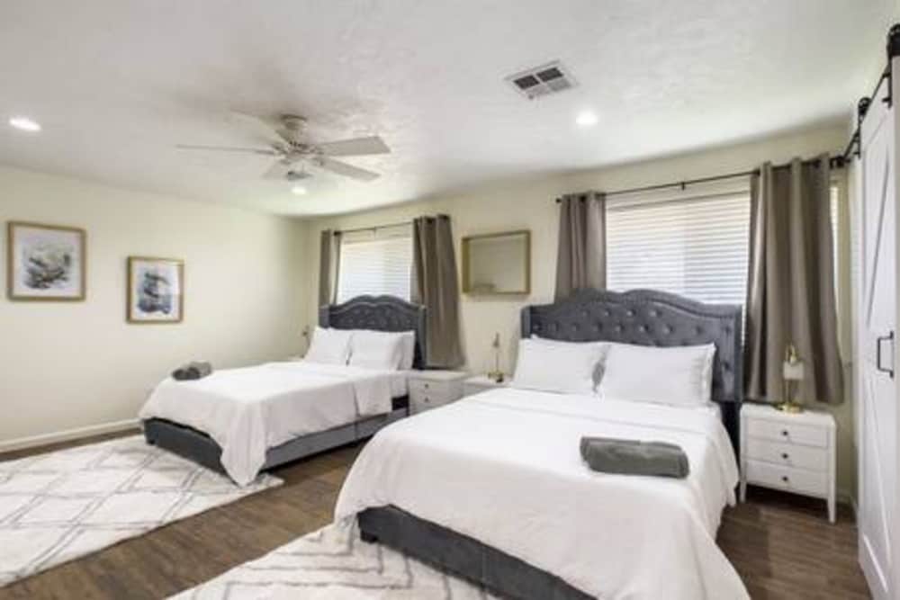 1710 N Sunset Pool 5 Beds Parking Wifi Full Patio Foosball