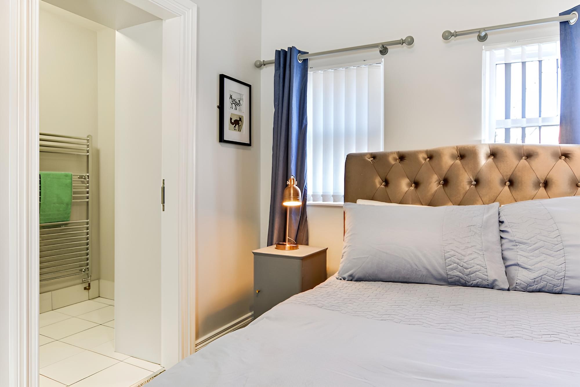 Snug at Clarence - Near Museum of Free Derry and Bloody Sunday Memorial view 5