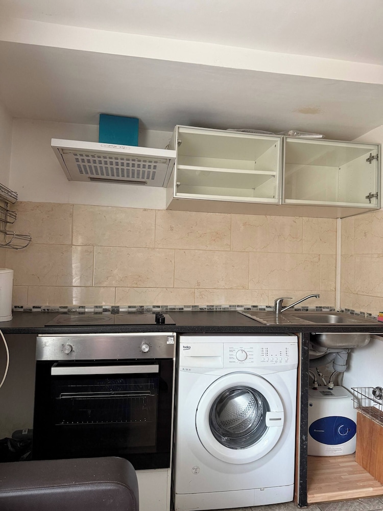 Serene Uxbridge Retreat With Central Heating & Free Parking