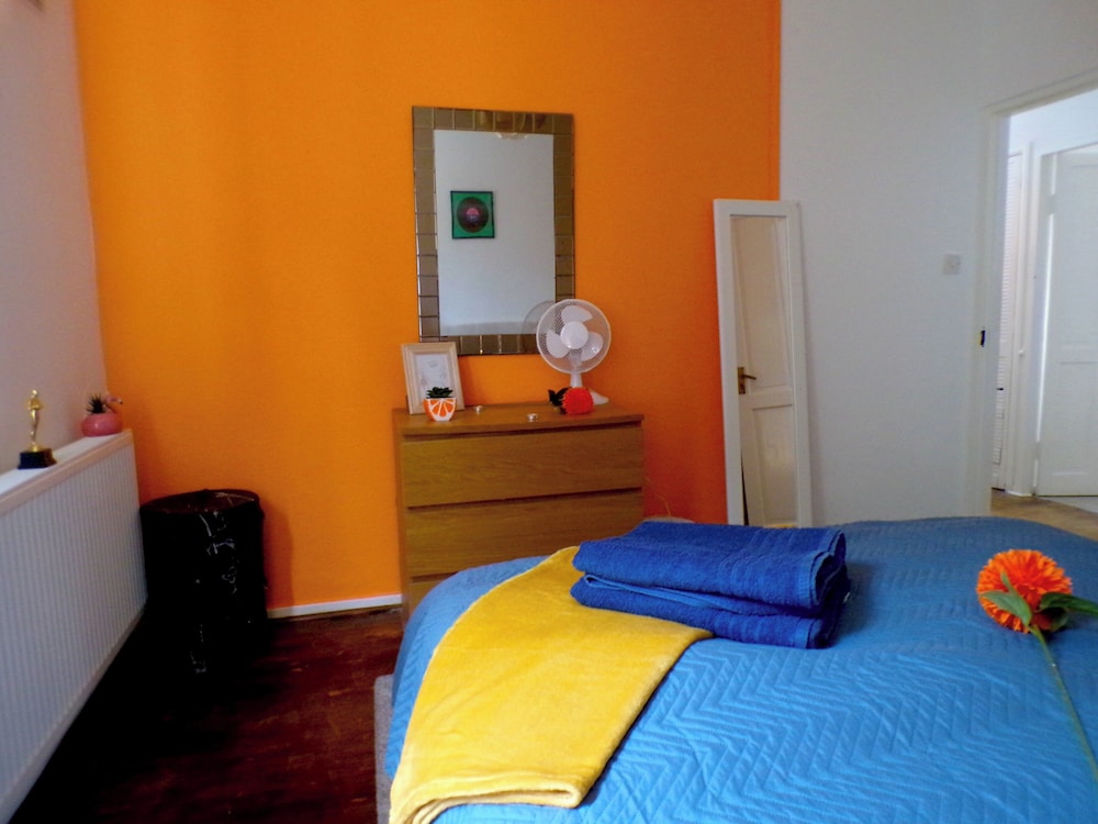 Apartmentsleeps7-paddington-balcony-bbq-ac