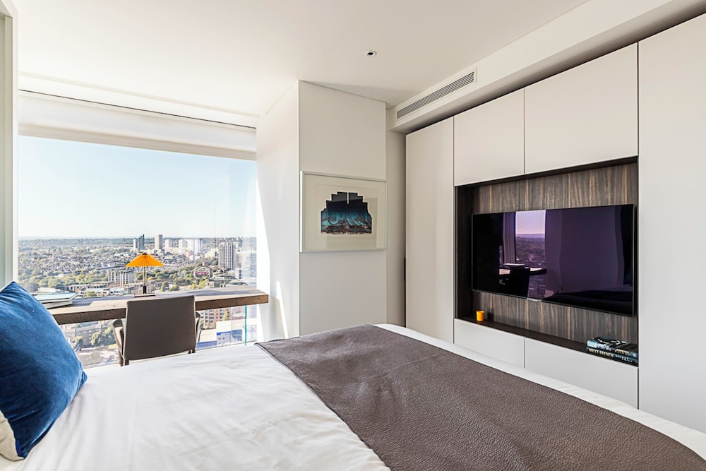 Luxurious 3-bed Sky-high Battersea Gem