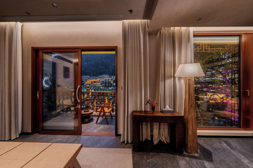 Fenghuang Yiquan River View B&B