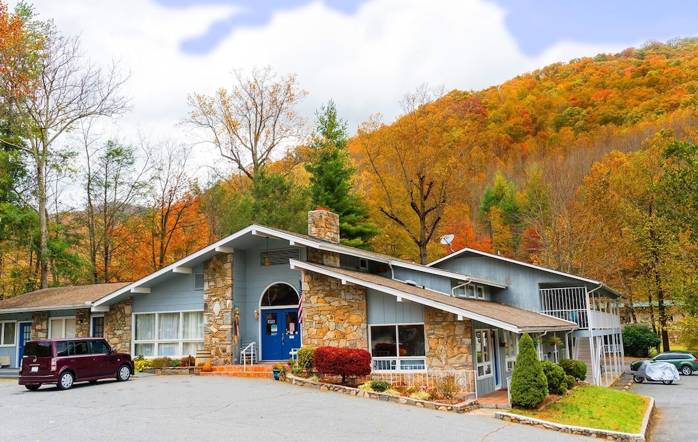 Meadowlark Motel with Restaurant & Bar