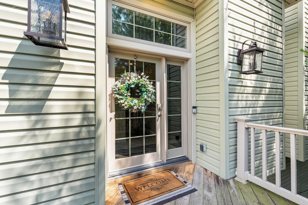 Highland Hideaway by Avantstay Group Poconos Retreat w/ Patio + Game Room