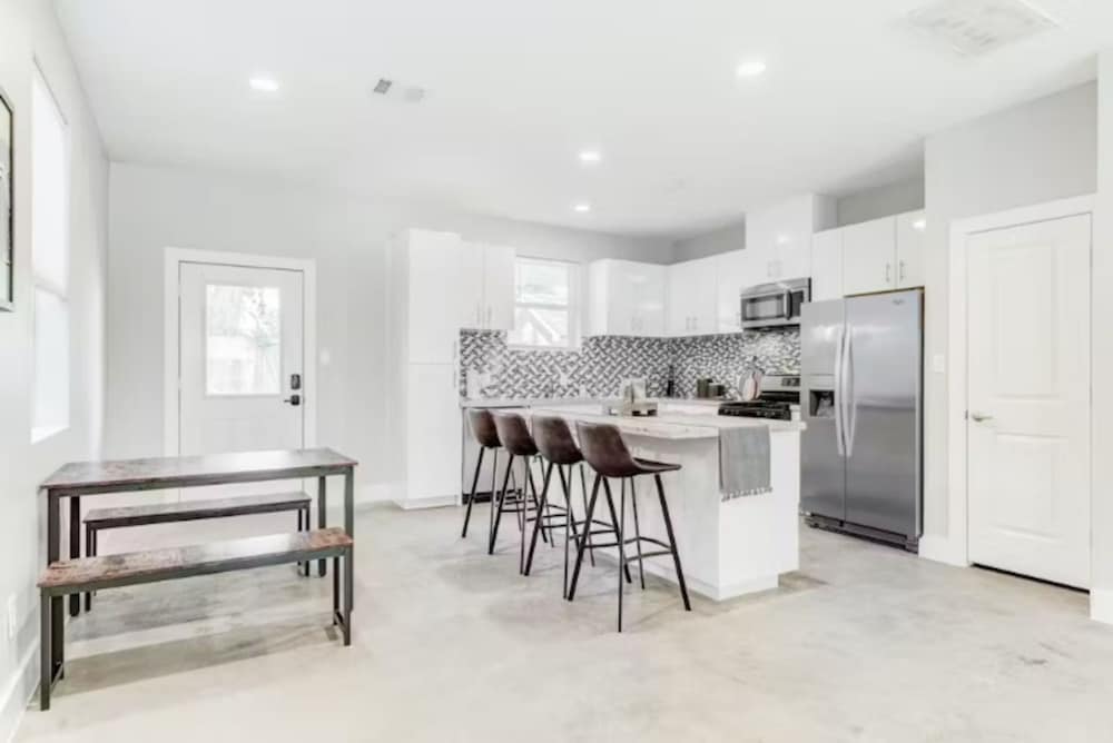 Stylish 3BR Townhome Near Downtown The Heights