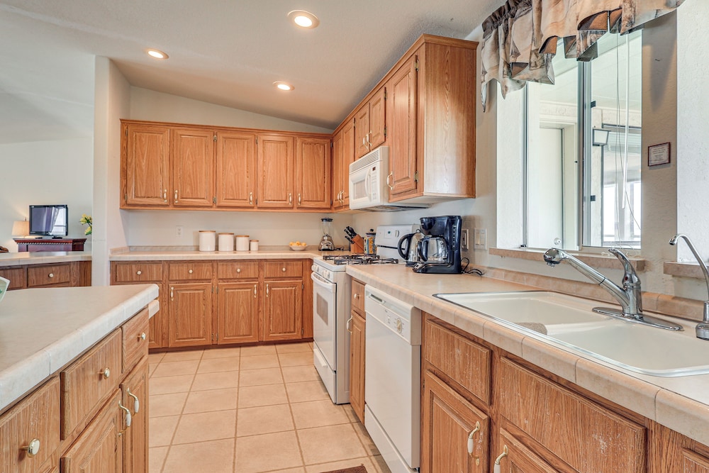 1 Mi to Lake: Home w/ Deck in Elephant Butte