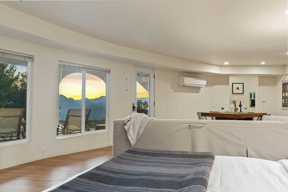 Sleeps 10, Luxe 2 Homes Malibu Hills Retreat Cielo Estate by Avantstay