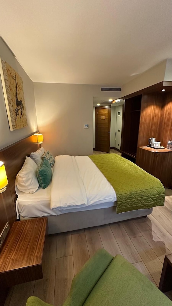 The White Orient Otel - Image 9