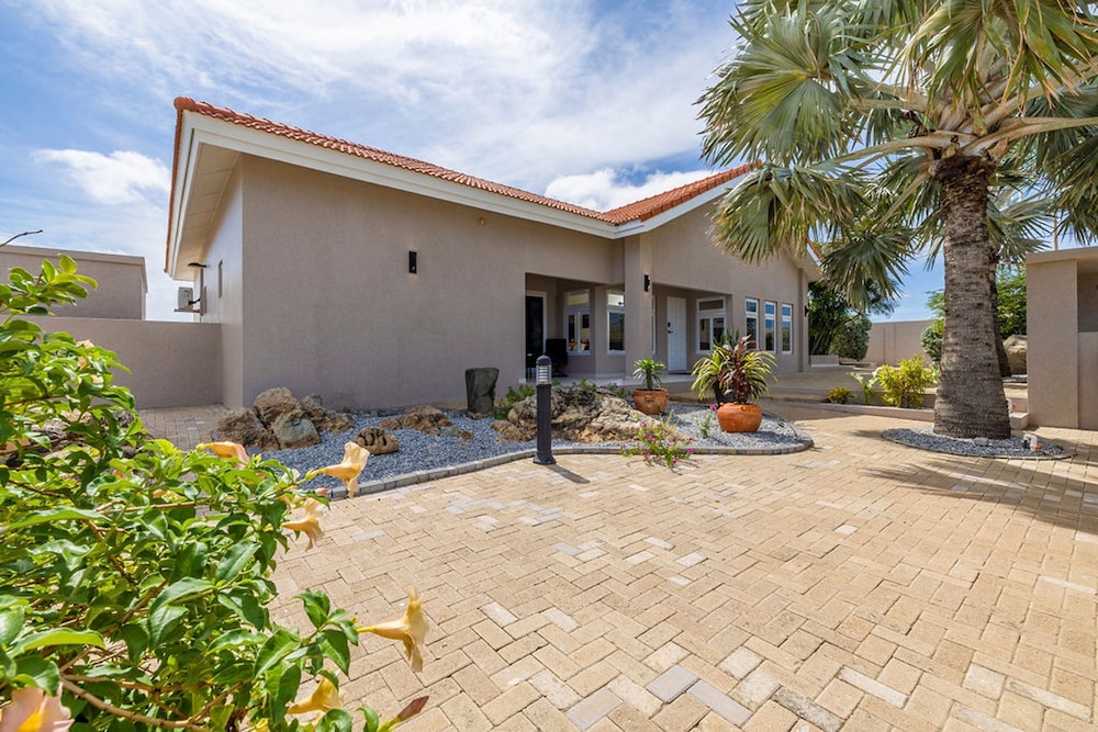 Central 4br3ba Villa w Ocean Views Private Pool
