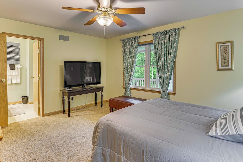 2 Mi to Woodbury Wildlife Area: Cozy Farmhouse!