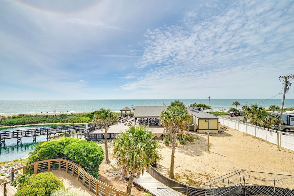 Oceanfront Resort Condo w/ Balcony in Myrtle Beach