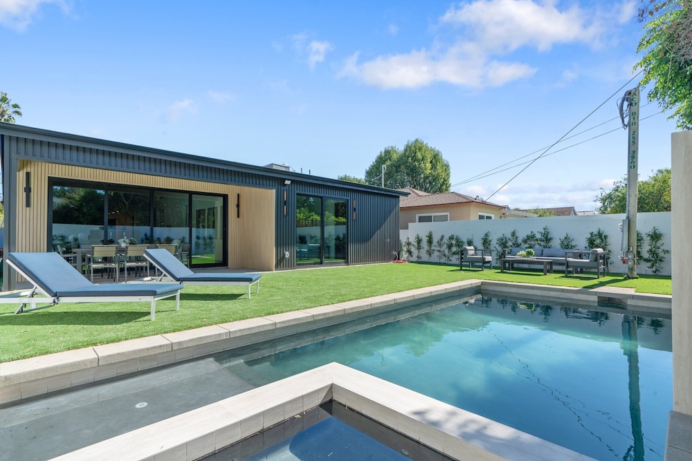 Noble Modern - Urban Sanctuary in Sherman Oaks With Poolside and Patio