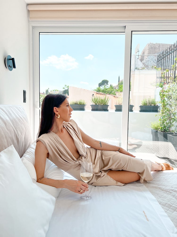 Step One - Luxury Suites right in the heart of Acropolis next to metro station