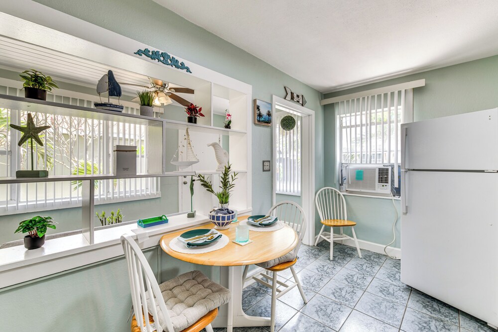 1 Mi to Upham Beach Park: Cozy St Pete Beach Apt!