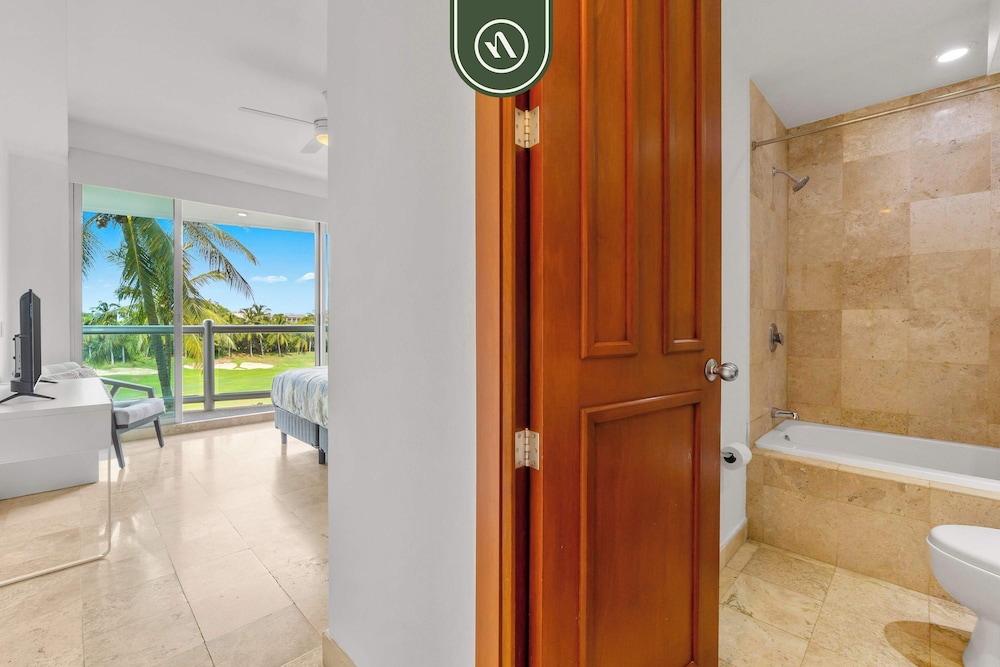 Stylish 2 BR Condo - Pools - Golf - Membership