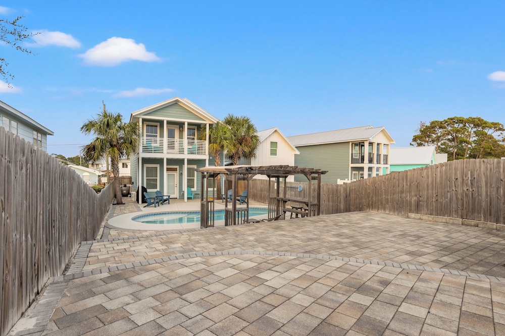 Spacious 4-bed, 3-bath Beach House Sleeps 12 for the Perfect Getaway