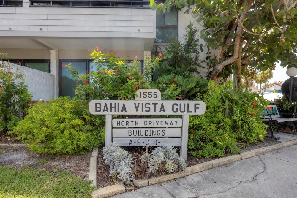 1555 Tarpon Center dr