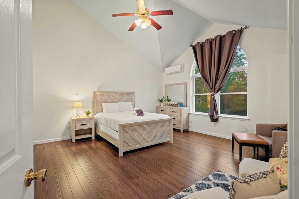 Birch Hollow by Avantstay Cozy Poconos Home w/ Fireplace, Soaking Tub & Kids Play Area
