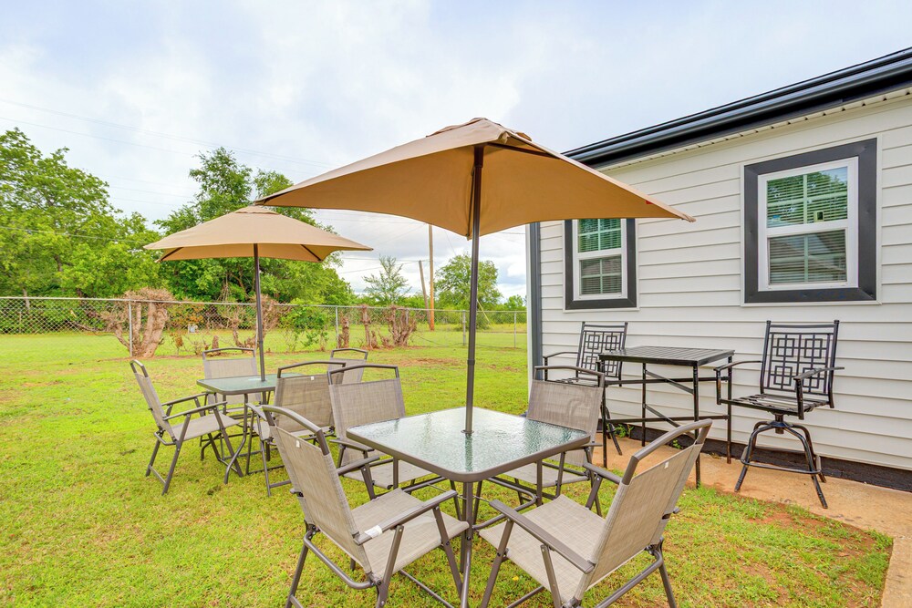 3 Mi to Dtwn Okc: Inviting Home w/ Yard!