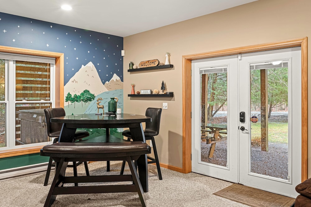 Mews Mountain House by Avantstay Walk to Beach Hot Tub Game Room
