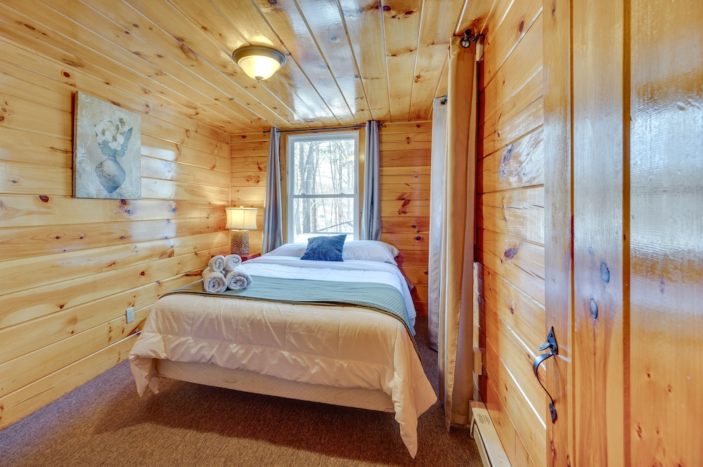 Cozy Laconia Cabin, Close to Winnipesaukee Pier!