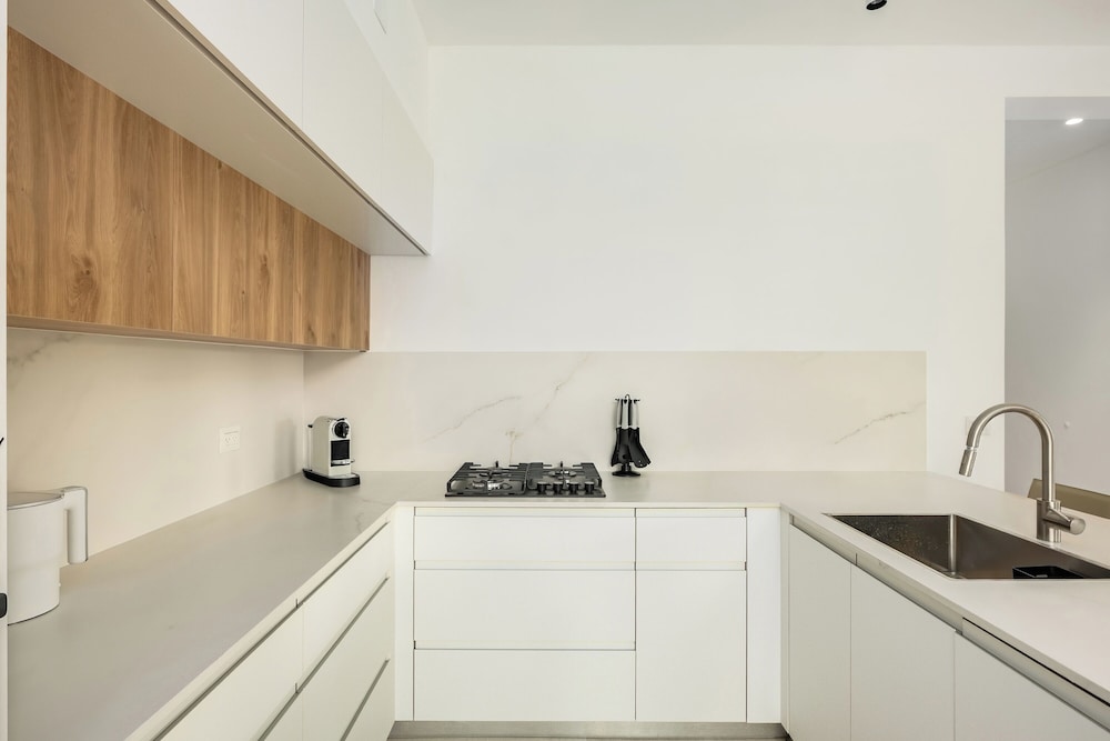 Central & Bright Getaway by Sea N' Rent
