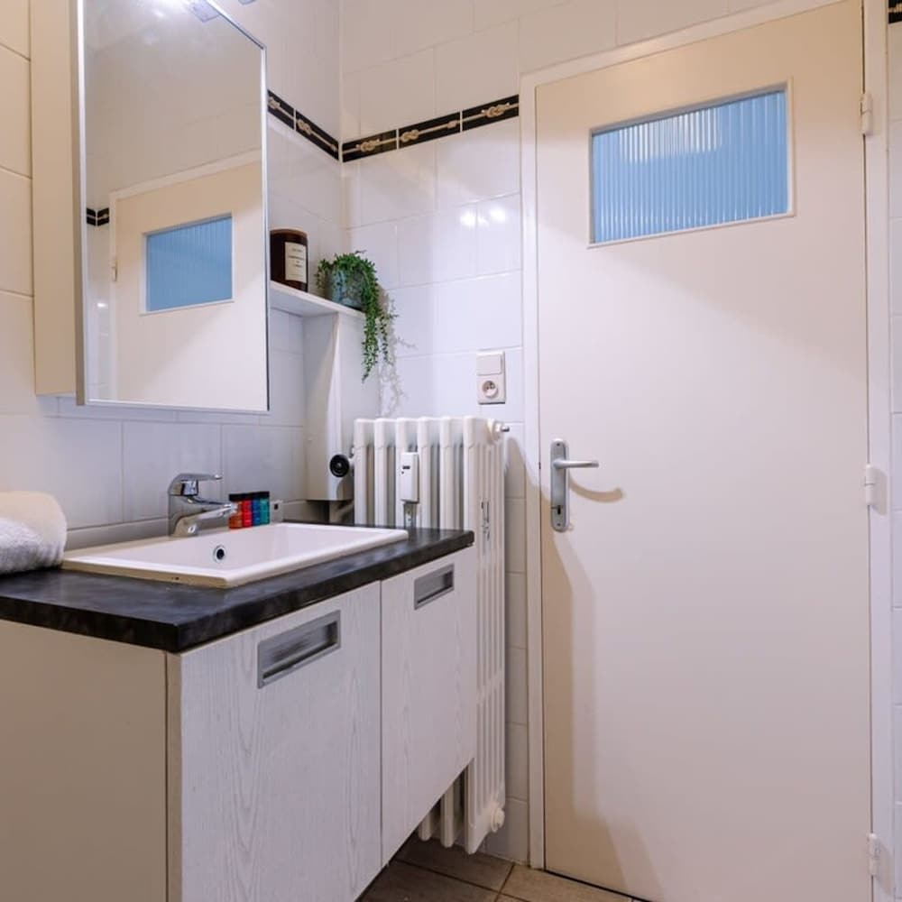 Beautiful and Spacious Studio With Side Seaview