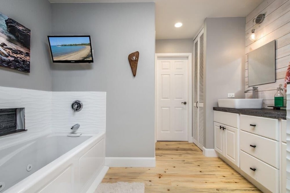 Well-equipped - Close to Beaches - In-unit AC - Vrkcv