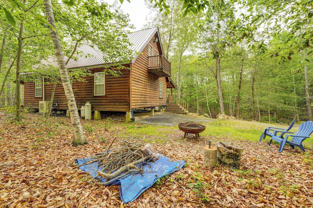 2 Mi to Marina & Beach: Frye Island Retreat!