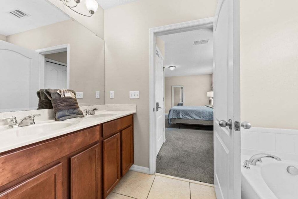 Spacious 6br Villa W/ Private Pool near Disney 6 Bedroom Villa