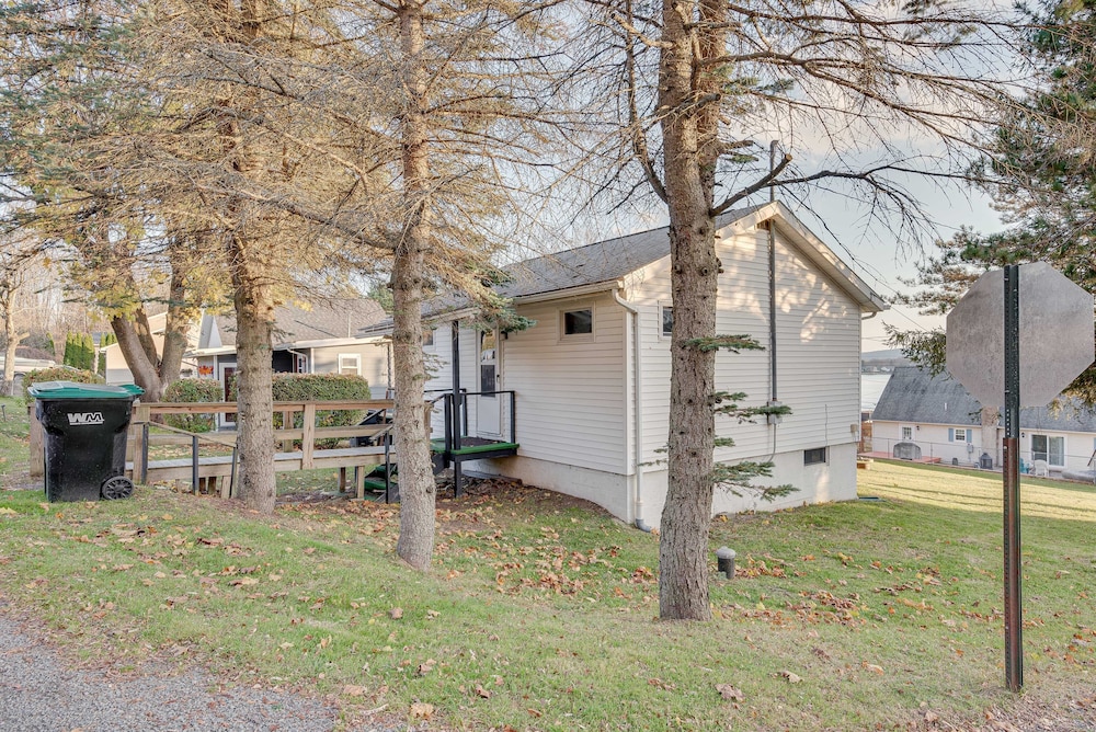 Cozy Pennsylvania Home w/ Fire Pit & Dock Access! view 3