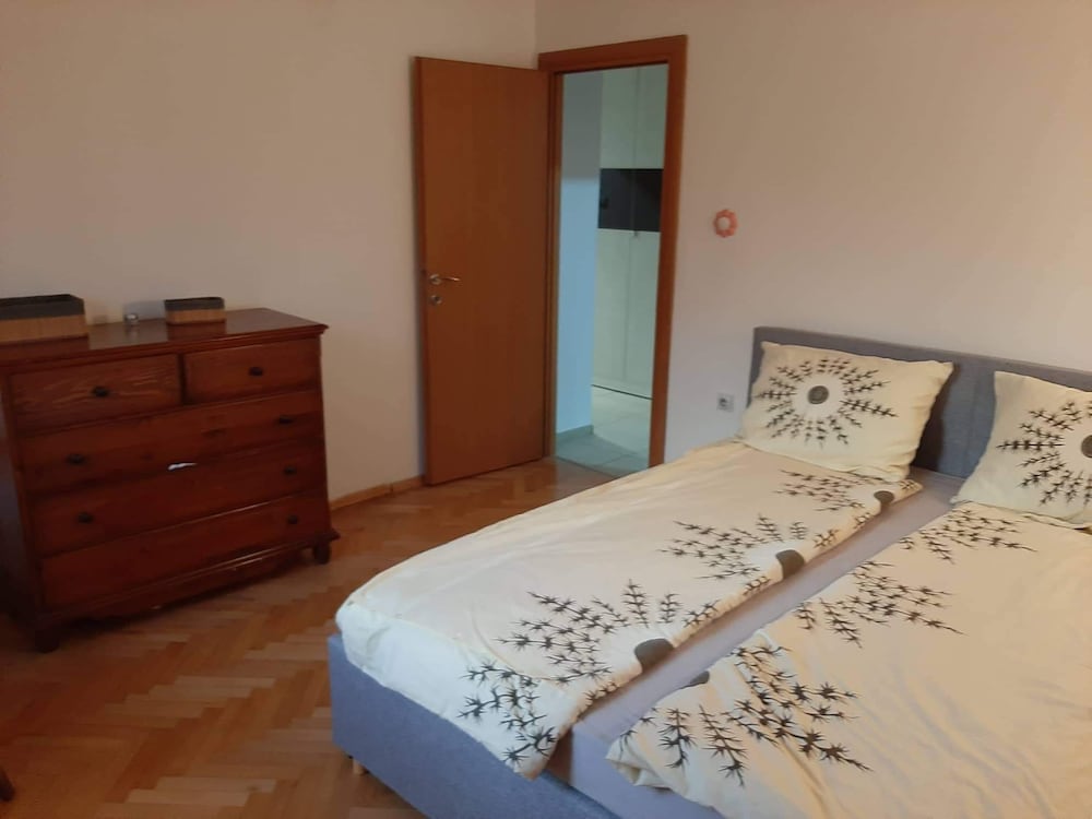 Stunning Color 1-bed Apartment in Skopje view 2