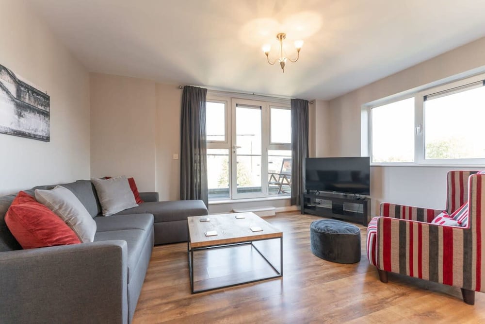 Luxury 2 Bed Apartment Parking by NEC Solihull view 2