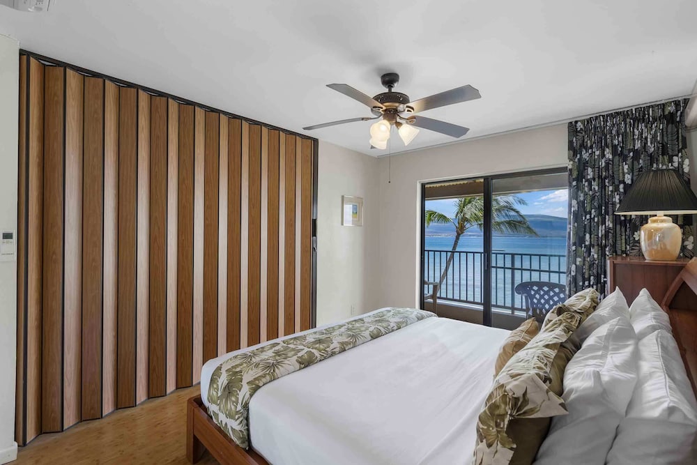 Lauloa 410 - Top Floor, Oceanfront Lanai, Molokini & Halaeakala Views, Split A/C