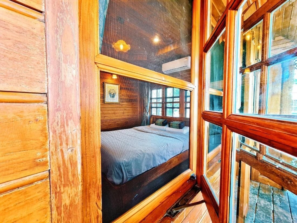 300 Years Old Wooden House w 3 Bedrooms and big Yard