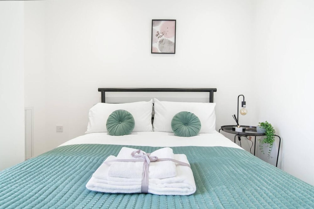 Livestay - Luxury 2bed Apartment With Free Parking view 2