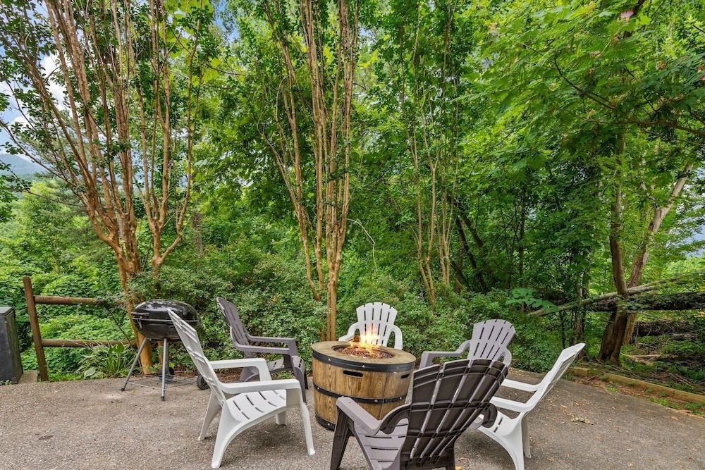 Triple Mountain View Stunning 4 BDR Cabin w/ Private Hot Tub, Game Room
