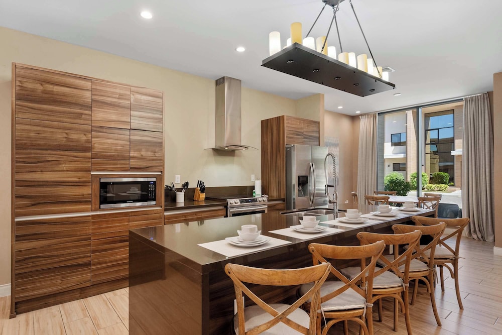 Chic Disney Villa Stunning Patio, Resort Amenities & Minutes From Parks