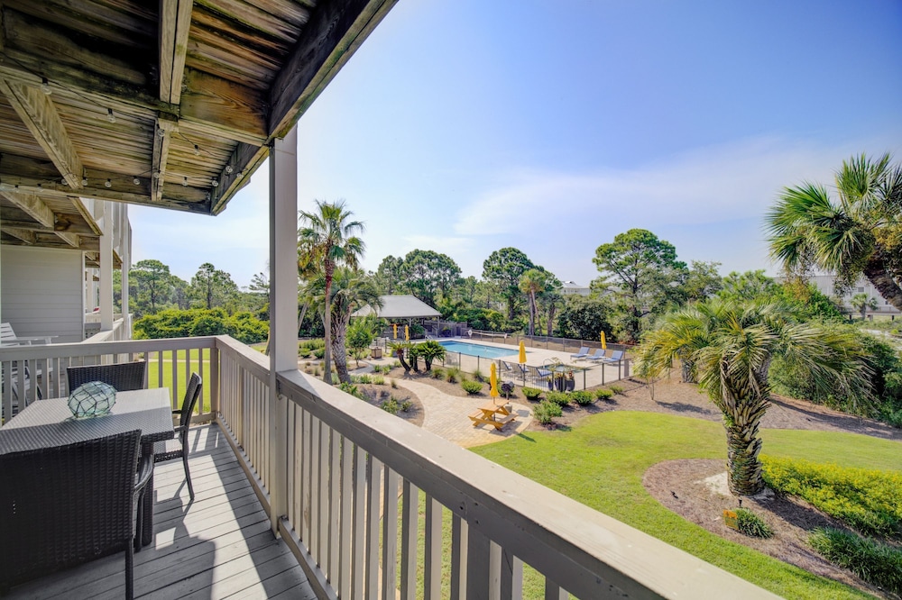 Triton Balcony w Pool View Chic Design