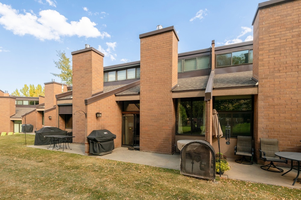 Steps to Ski Trails! Stay at Park Avenue 256 w/ Hot Tub & Pool