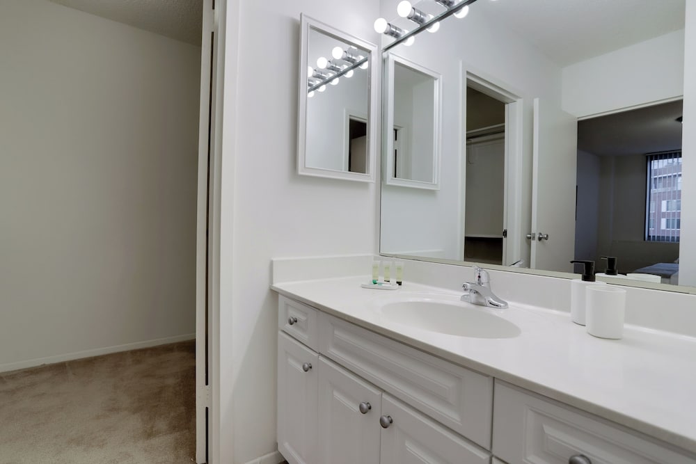 Crystal City Apt Close to Airport