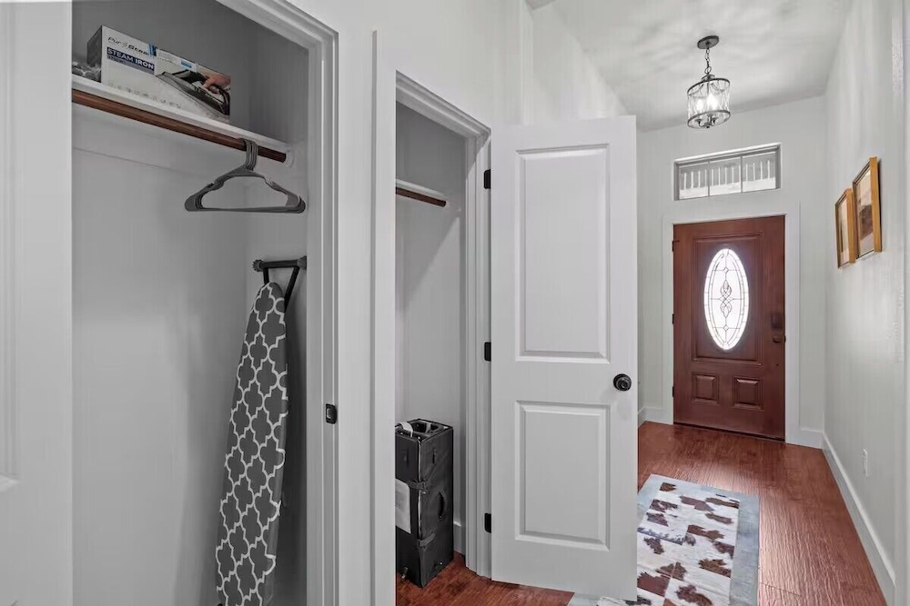 7 min to Stockyards- Cozy & Stylish Home