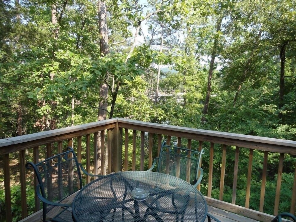 One bedroom, one bath log-sided cottage with private hot tub on Lake Ouachita. by RedAwning view 5